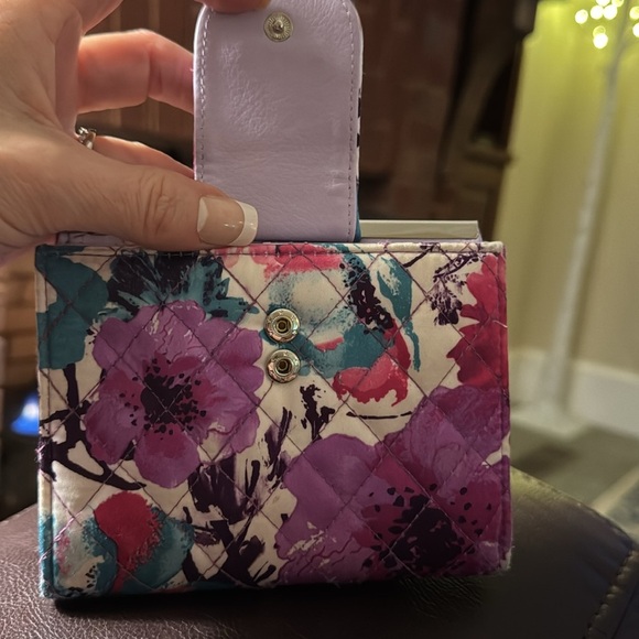 Buxton Bi-Fold Women’s Wallet quilted floral double bills and card section - Picture 3 of 10